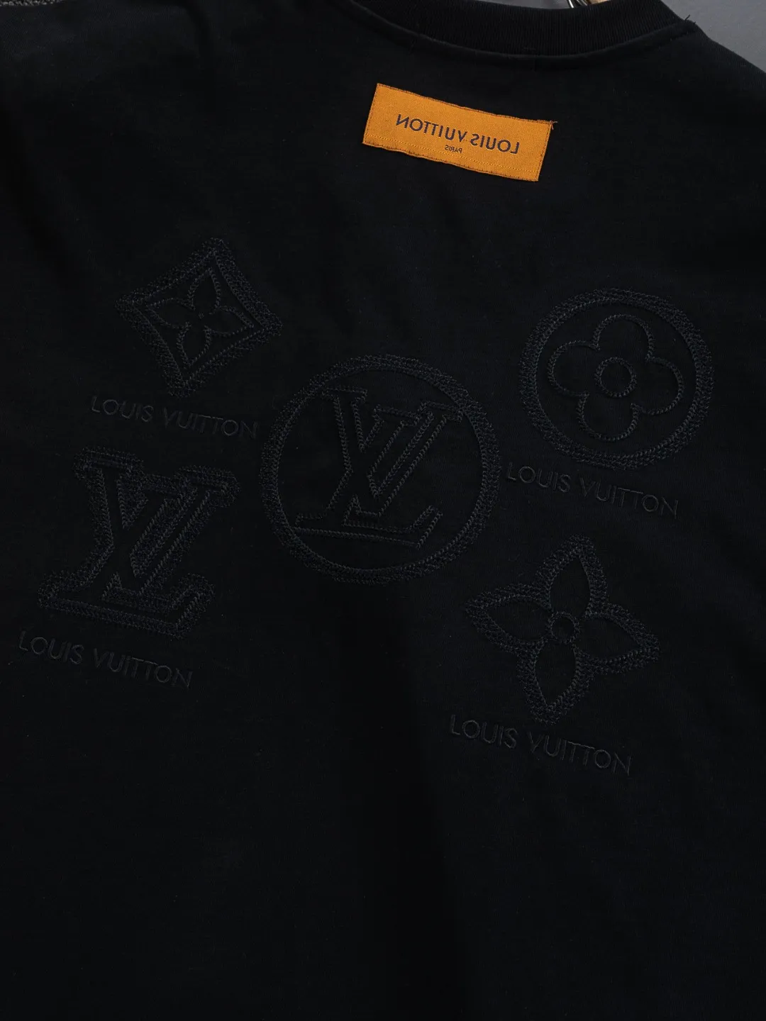 🅿️200 Louis Vuitton 1V LV micro-wide version S-XL LV 26ss new products are available at the counter simultaneously. Multiple craftsmanship. Three-dimensional small logo letters on the chest🪡 embroidery + multi-label four-leaf clover on the back🍀🪡 embroidery. Round neck short-sleeved T-shirt, same style for men and women! Consigned to one-to-one creation. Synchronized with the official website, pure cotton fabrics at the counter! It is close to the skin and comfortable, durable and easy to wear. It has a classic and simple logo design and meticulous original craftsmanship. Short-sleeves, a must-have item for men, do not appear to be the same for the general public, but must be unique and eye-catching. This LV short-sleeve is all about quality, comfort, the same shape and fashion as always, including fabrics and cutting techniques. All of them have been made with great effort! 320 grams of washed pure cotton fabric, pure cotton is breathable, very refreshing and comfortable for daily wear. The rib knitting on the neckline is smooth and tight, and the neckline will not be skewed if you toss it at will. The loose version, you will find that it looks really good on the upper body. The overall is minimalist and neat, super versatile for daily use! Pair it casually with a pair of pants for a youthful look. A T-shirt will make your outfit crazy. It is a fashionable item that can never go wrong! Color: Black White Size: S-XL Size chart: S: Shoulder width 50-Bust 56-Length 70 M: Shoulder width 52-Bust 57-Length 72 L: Shoulder width 54-Bust 59-Length 74 XL: Shoulder width 56-Bust 62-Length 76